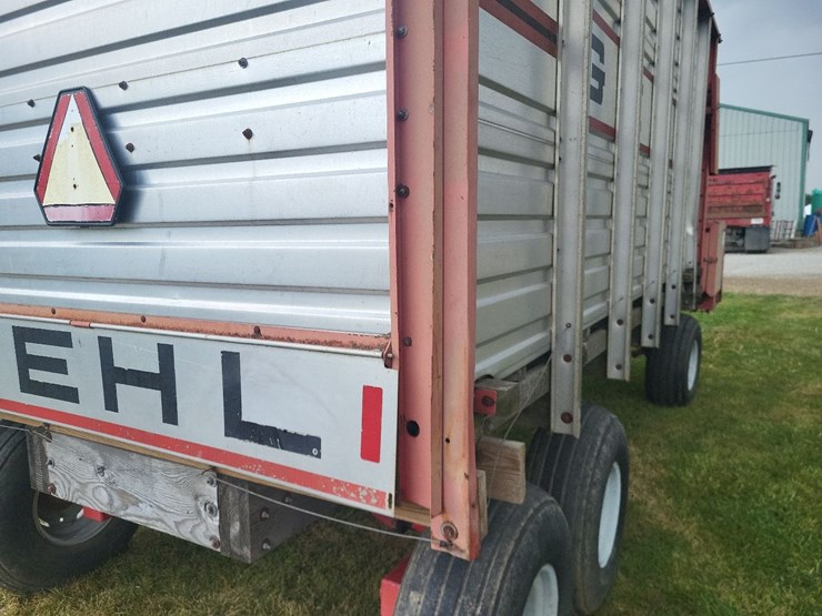 gehl-970-silage-wagon-w/gehl-tandem-axle-running-gear-image-35