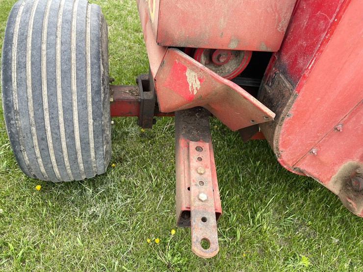 #1033-•-hew-holland-790-chopper-with-hay-head-image-8
