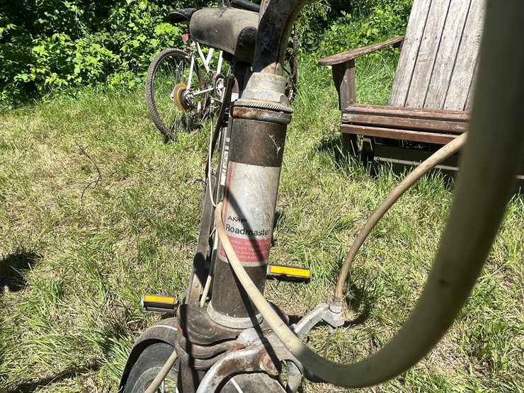 #3300-•-(2)-vintage-his-and-hers-bikes-image-11