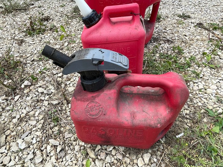 #3341-•-(3)-poly-gas-cans-image-9