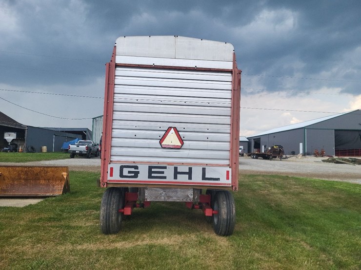 gehl-970-silage-wagon-w/gehl-tandem-axle-running-gear-image-4