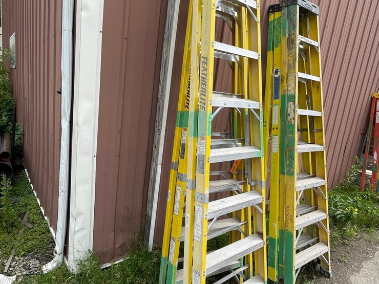 #1153-•-(2)-fiberglass-step-ladders-image-1