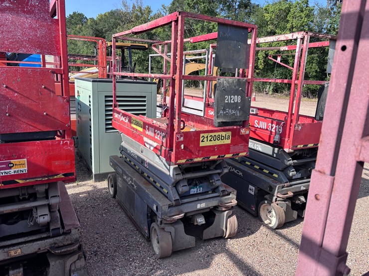 #39049-•-skyjack-sj1113219-scissor-lift-|-for-parts/repairs-image-1