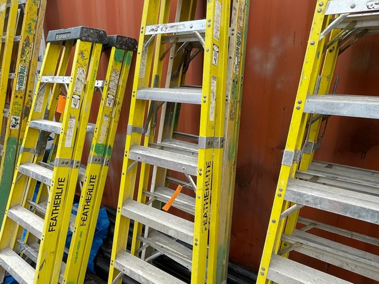 #1156-•-(2)-fiberglass-step-ladders-image-1