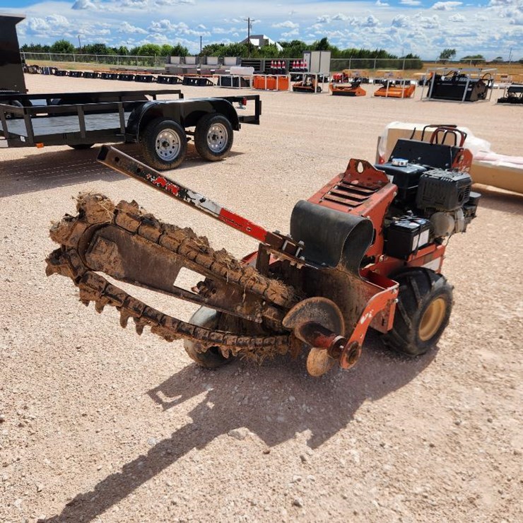 2011 DITCH WITCH RT12