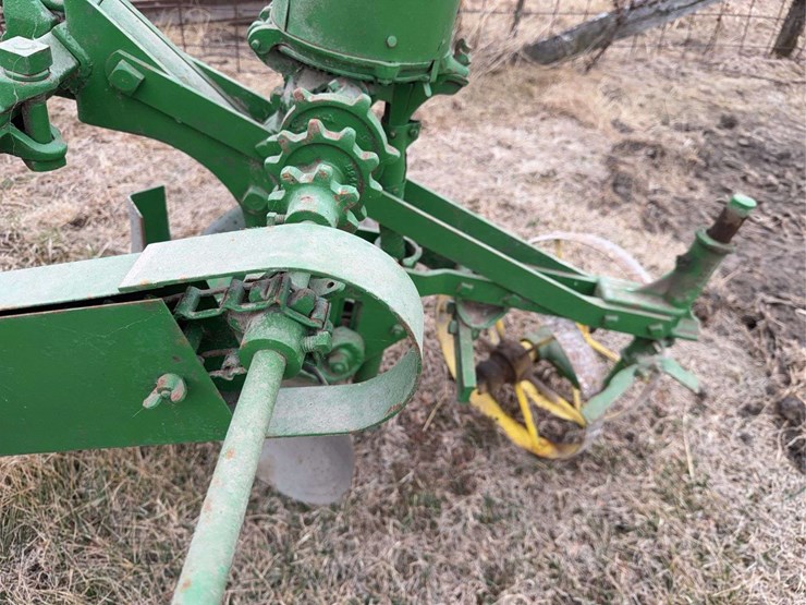 john-deere-two-row-pull-type-planter-image-15