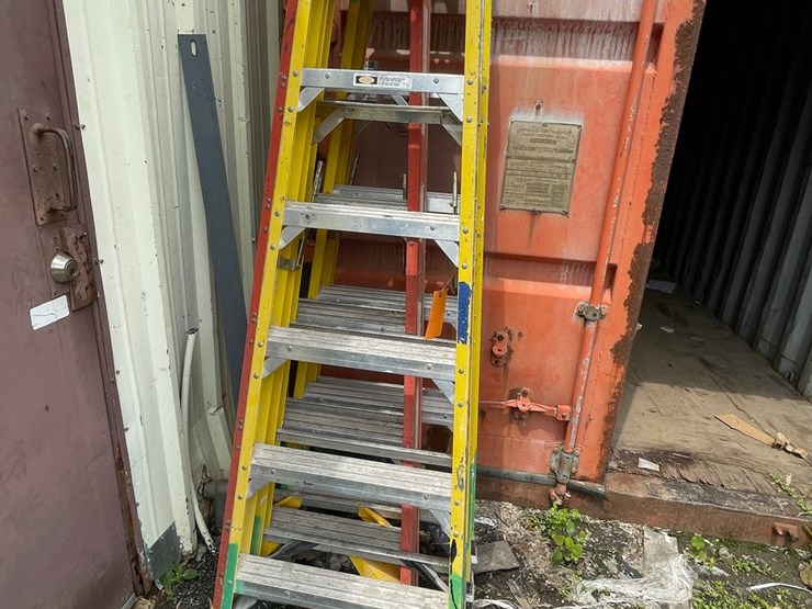#1158-•-(3)-fiberglass-step-ladders-image-2