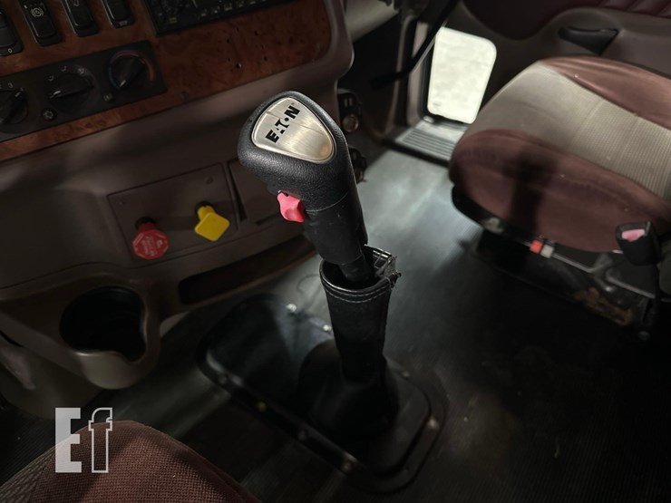 2012-peterbilt-587-image-22