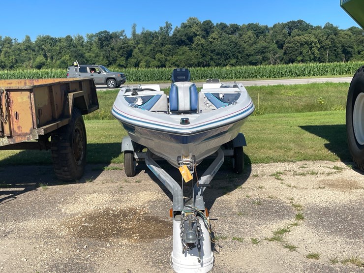 #1019-•-bayliner-capri-boat-on-escort-trailer-(no-title,-for-parts)-image-2