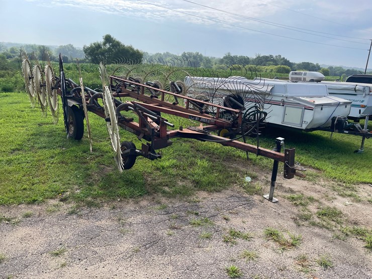 #1029-•-h&s-(12)-wheel-rake-image-3
