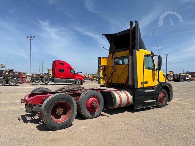 volvo-vnl64t300-image-3