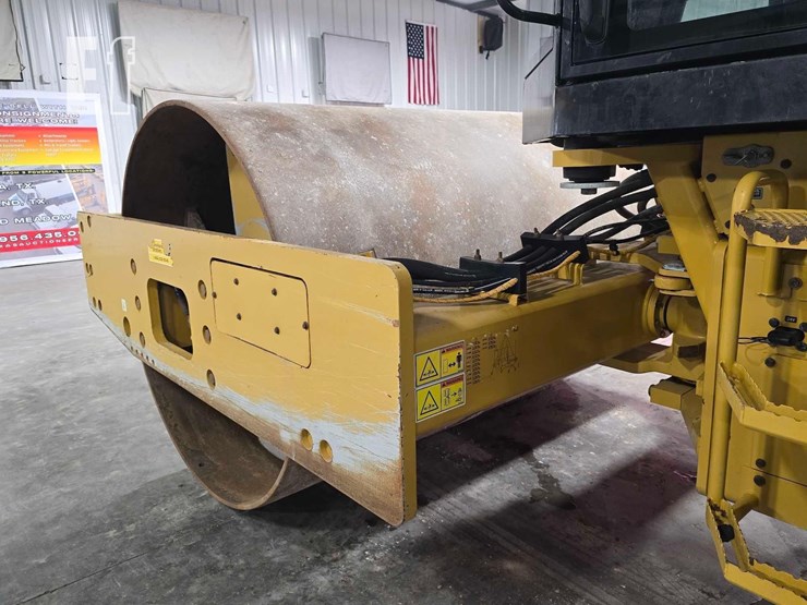2022-caterpillar-cs56b-image-12