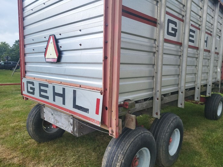 gehl-970-silage-wagon-w/gehl-tandem-axle-running-gear-image-33