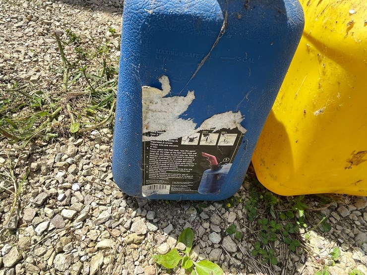 #3340-•-(3)-fuel-cans-image-10