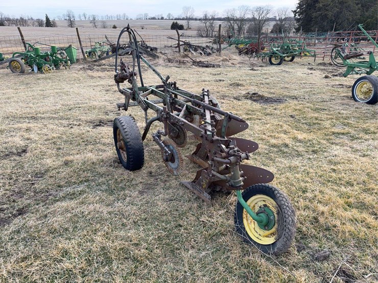 john-deere-pull-type-three-bottom-plow-image-5