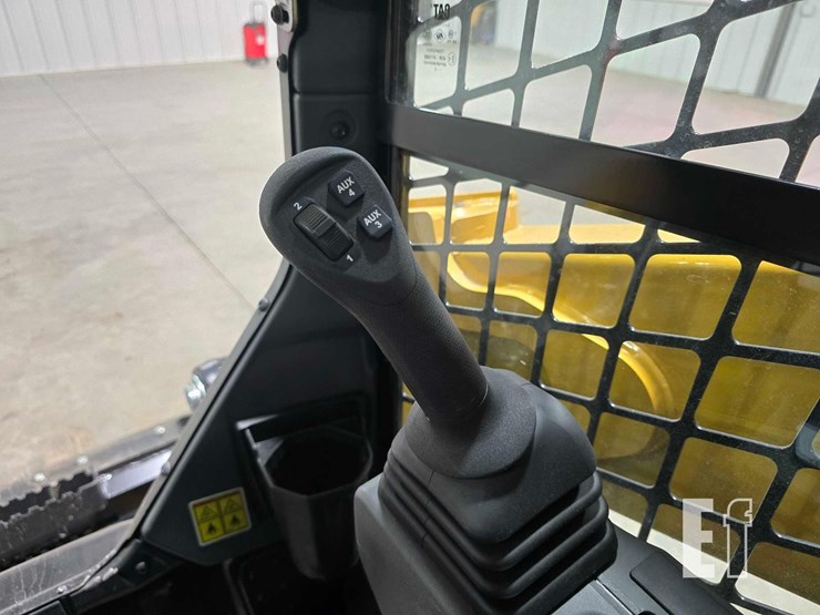 2025-caterpillar-255-image-16