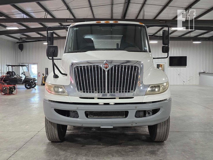 2017-international-durastar-4400-image-7