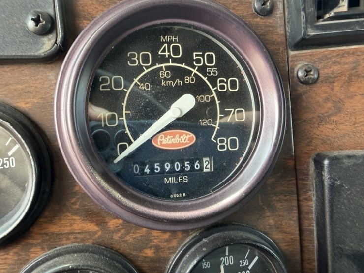 2000-peterbilt-330-image-29