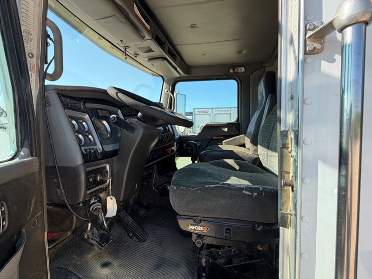 2011-kenworth-t800-image-9