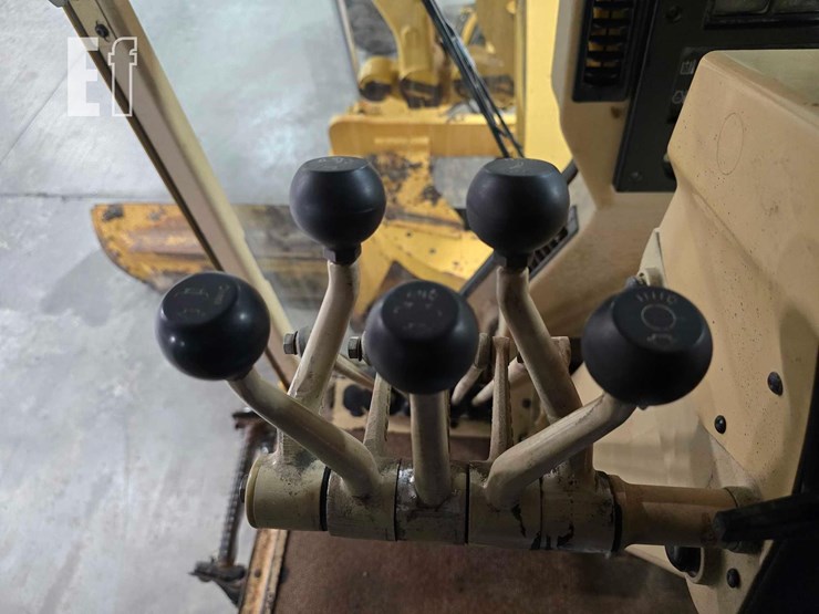 2001-caterpillar-140h-image-18
