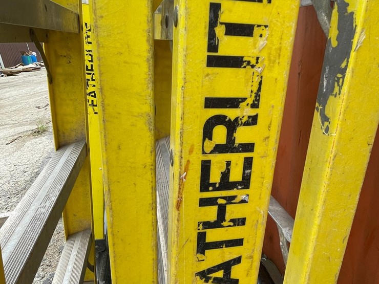 #1155-•-(2)-fiberglass-step-ladders-image-4