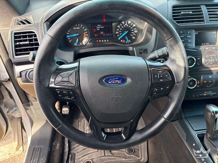 2016-ford-explorer-image-15