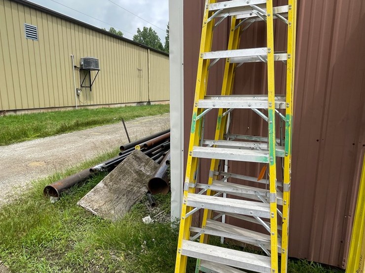 #1153-•-(2)-fiberglass-step-ladders-image-2