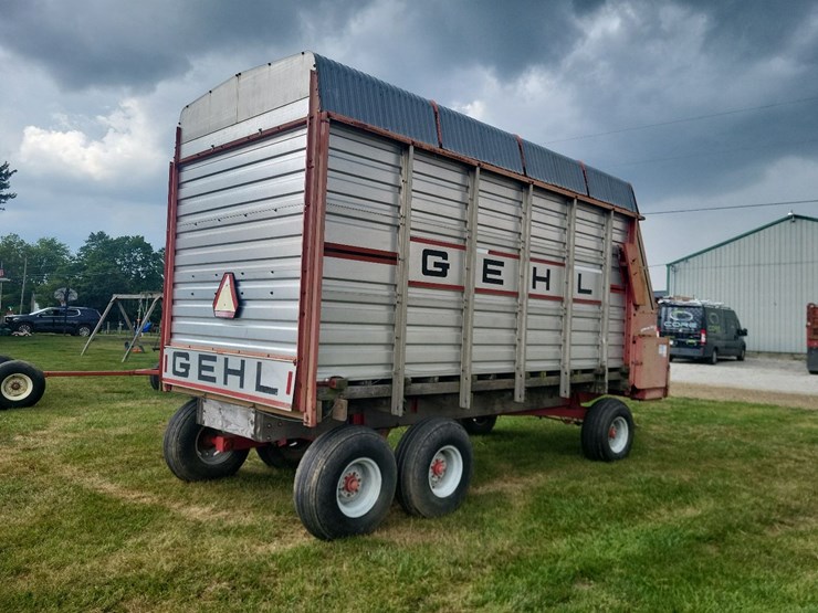 gehl-970-silage-wagon-w/gehl-tandem-axle-running-gear-image-3