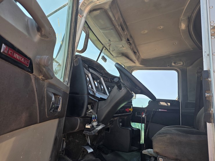 2012-kenworth-t800-image-9