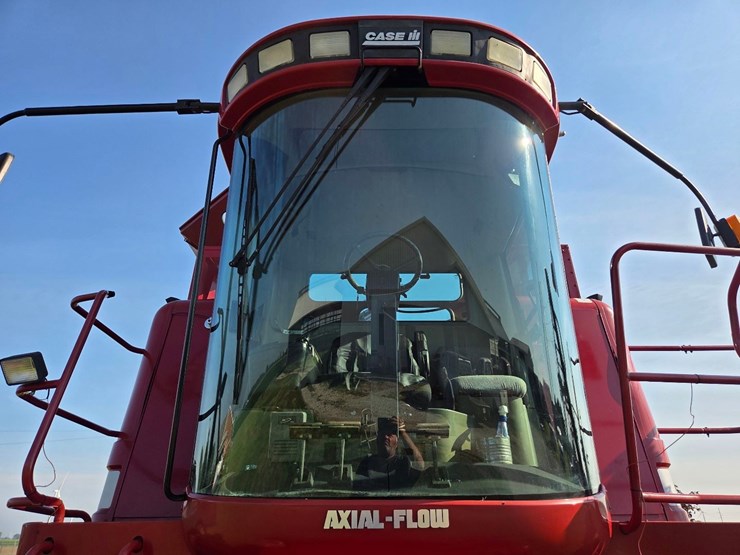 cih-2388-axial-flow-combine-image-8