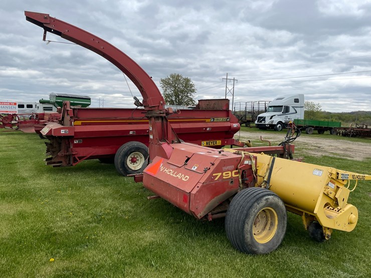 #1033-•-hew-holland-790-chopper-with-hay-head-image-4