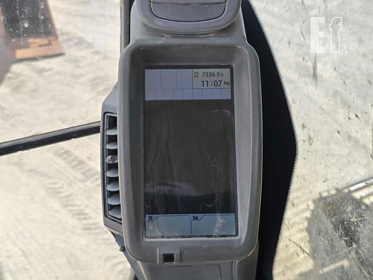 2018-deere-245g-lc-image-20