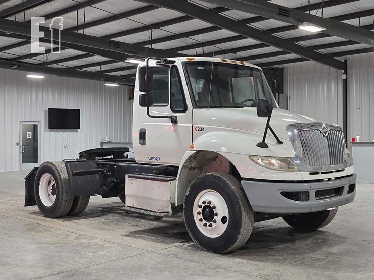 2017-international-durastar-4400-image-2
