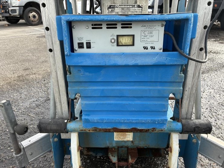 1995-genie-amp-30-man-lift-image-9
