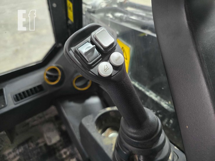 2022-jcb-3ts-8t-image-15