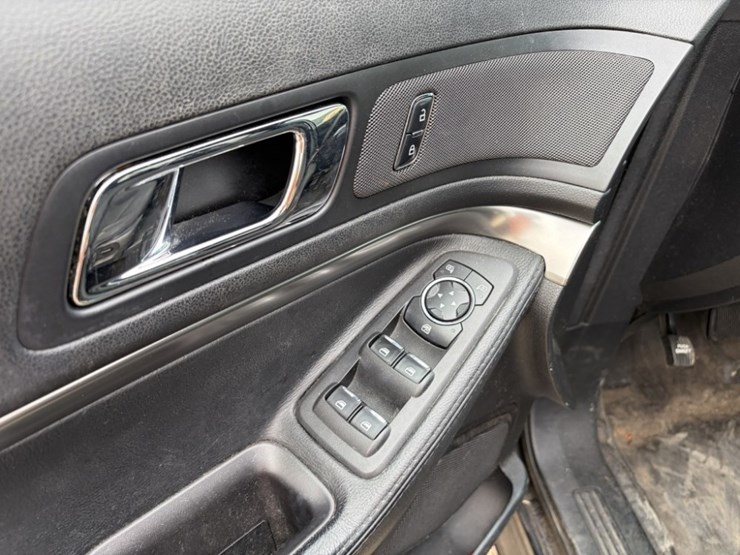 2017-ford-explorer-image-25