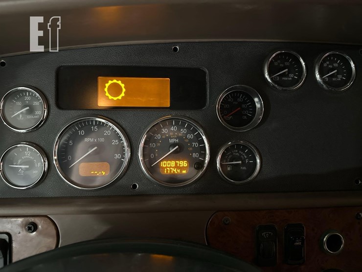 2012-peterbilt-587-image-17