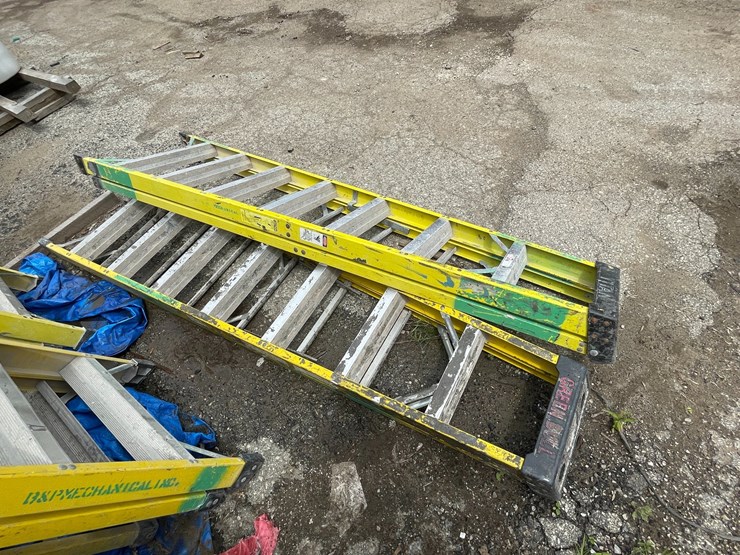 #1152-•-(2)-fiberglass-step-ladders-image-5