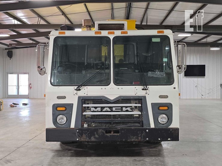 2016-mack-leu613-image-7
