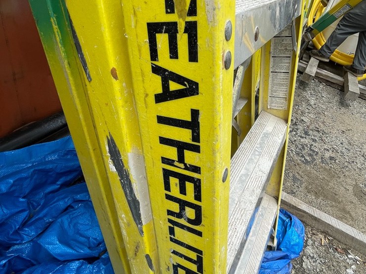 #1157-•-(2)-fiberglass-step-ladders-image-3