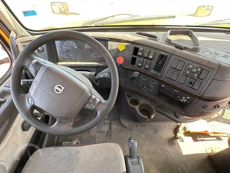 volvo-vnl64t300-image-12