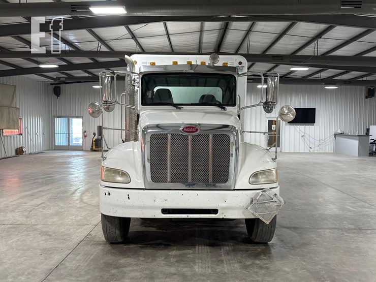 2015-peterbilt-337-image-7