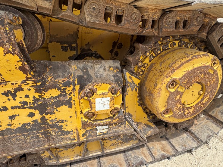 komatsu-d65ex-18-image-12
