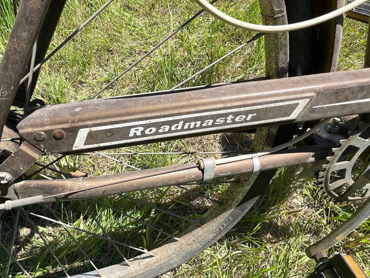 #3300-•-(2)-vintage-his-and-hers-bikes-image-8