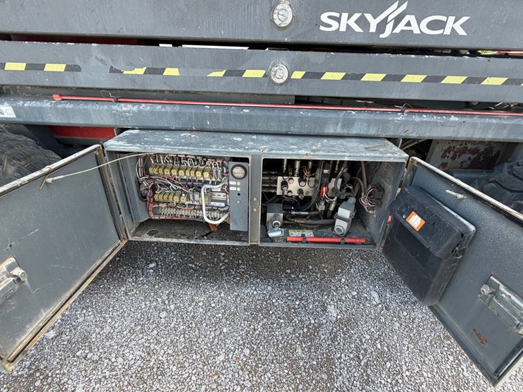 2014-skyjack-sj7135rt-image-8