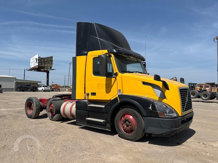 volvo-vnl64t300-image-2