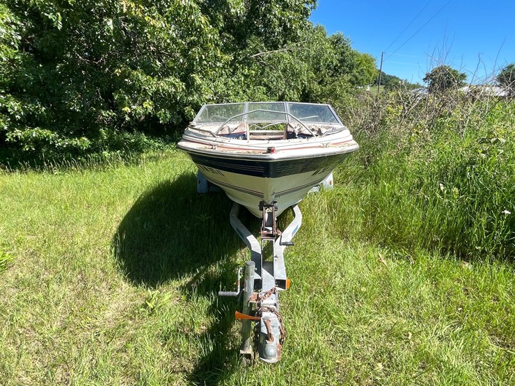 #3221-•-bayliner-capri-5.0l-boat-and-escort-trailer-(no-title)-image-2