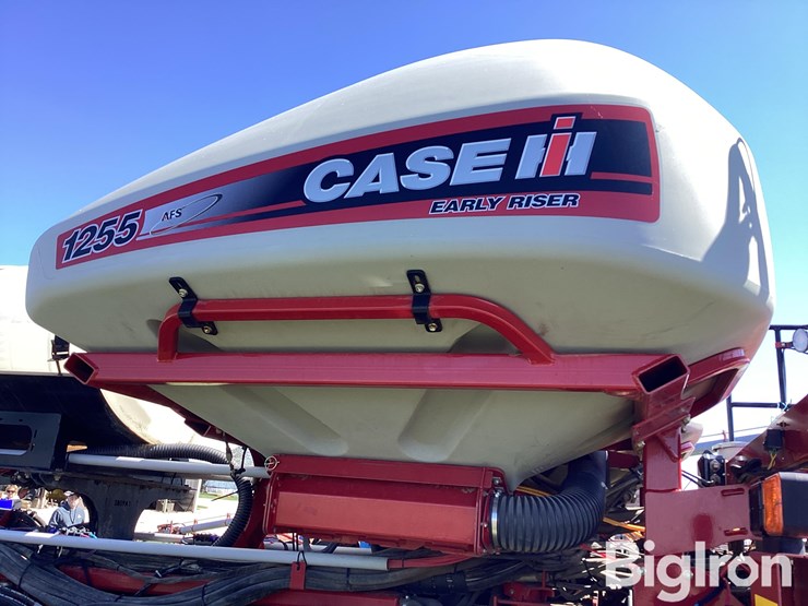 2014-case-ih-1255-image-17