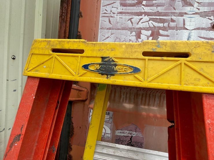 #1158-•-(3)-fiberglass-step-ladders-image-5