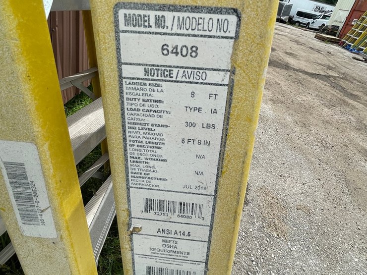 #1153-•-(2)-fiberglass-step-ladders-image-4